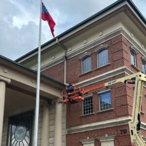 Expert delivering gutter cleaning service in public building in suwanee georgia